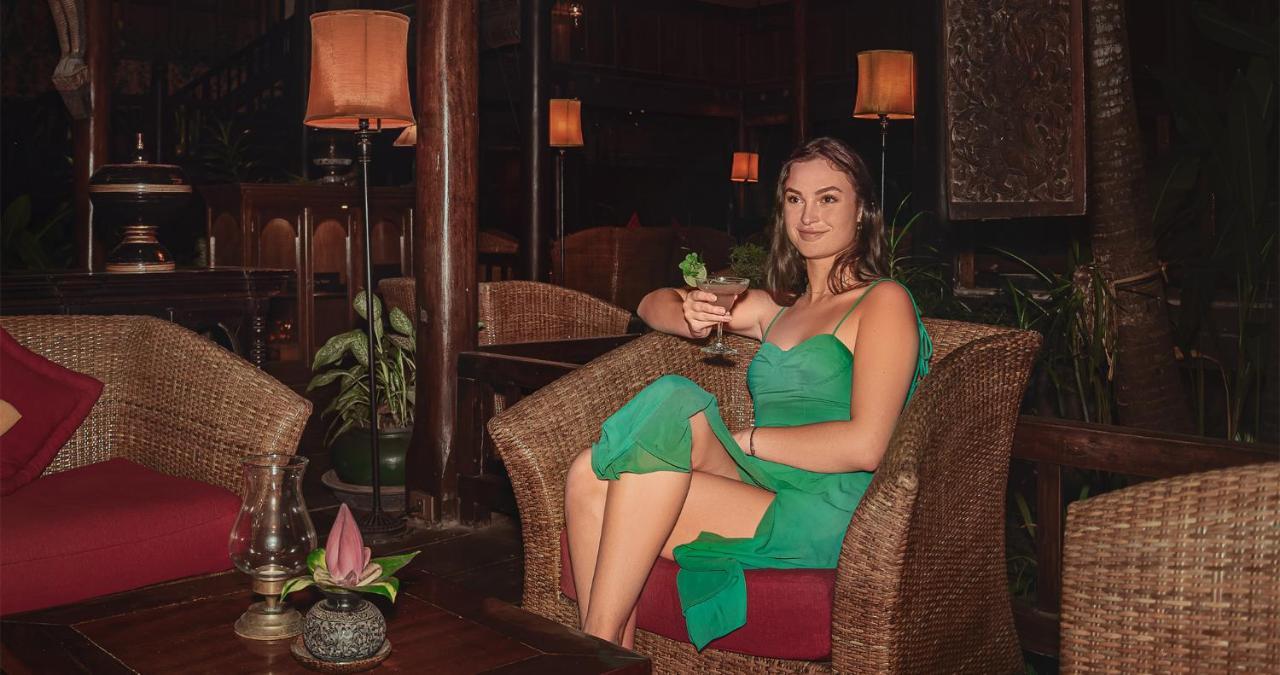 Angkor Village Hotel - Small Luxury Hotels Of The World Siem Reap Zewnętrze zdjęcie A woman in a green dress